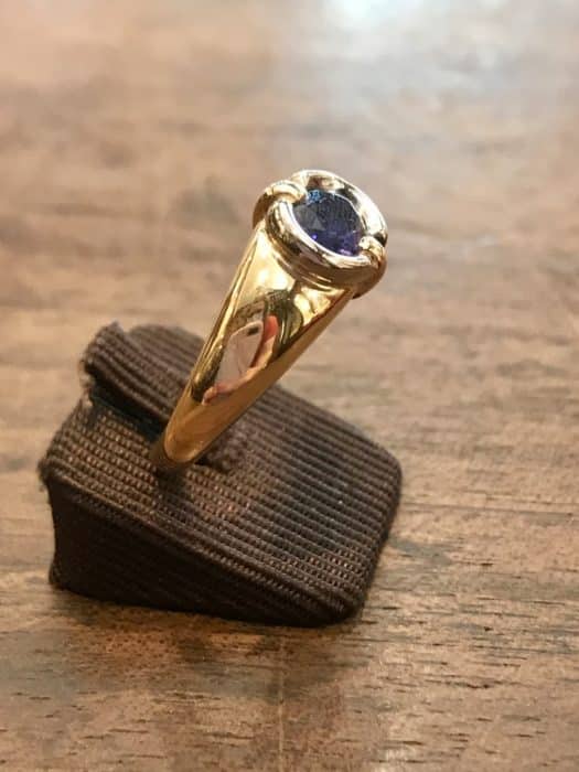 Bague or jaune et saphir bleu