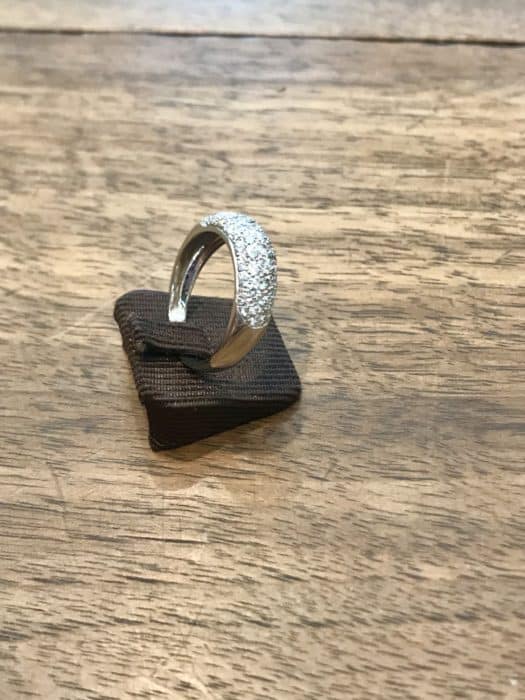 Bague or blanc avec pavage diamants