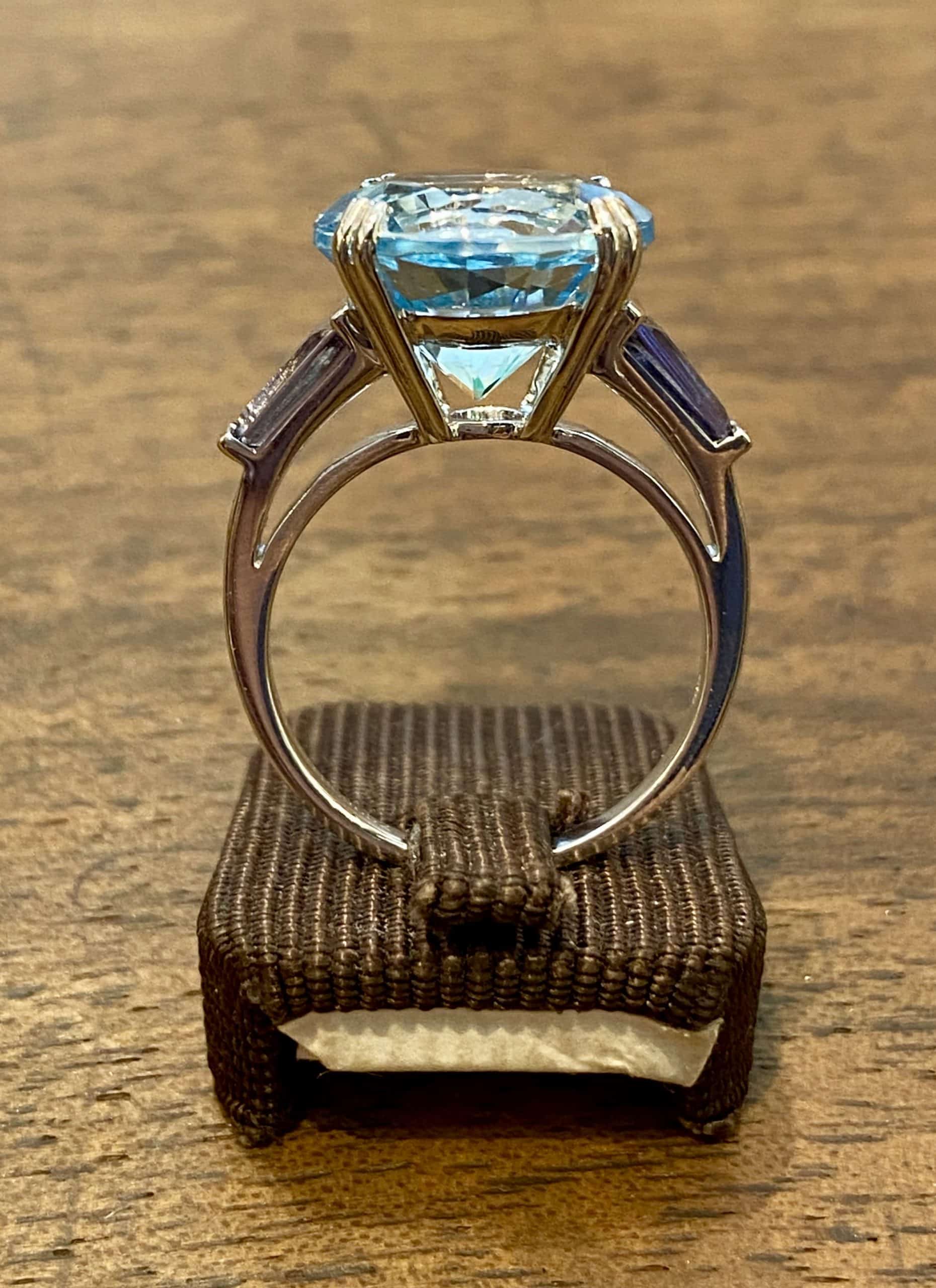 Bague d occasion MAUBOUSSIN en or blanc avec Topaze et Tappers iolites Dorkel